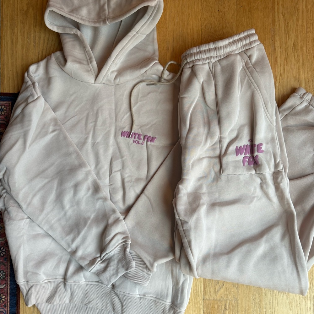 Women’s sweatshirt and jogger set